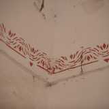 In una di queste sono ancora visibili i decori di colore rosso sulle pareti e sulla volta...